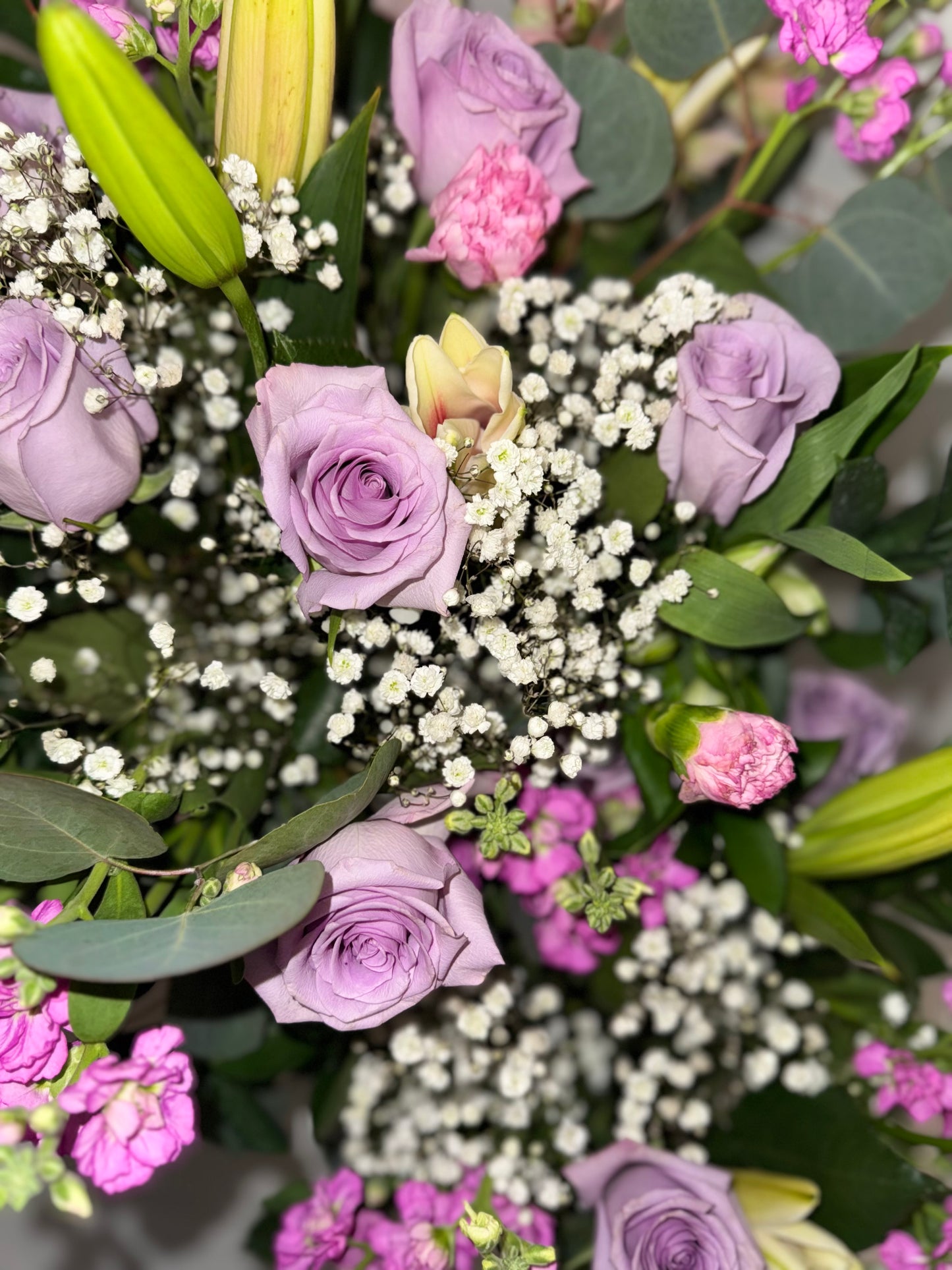 Combinación de Rosas Lavanda y Lirios
