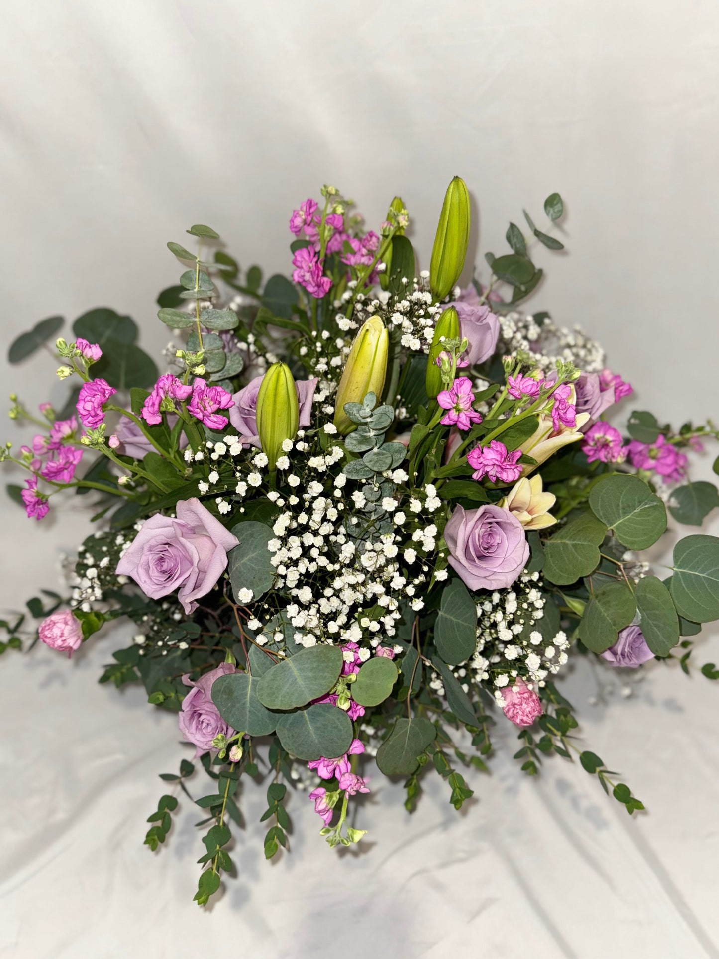 Cesta de rosas lavanda y lirios
