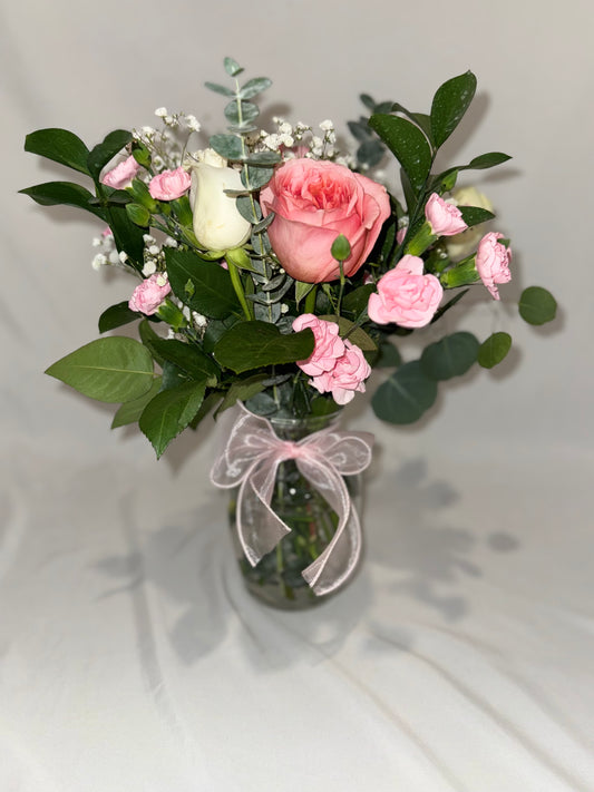 Mini jarrón de rosas blancas y rosas