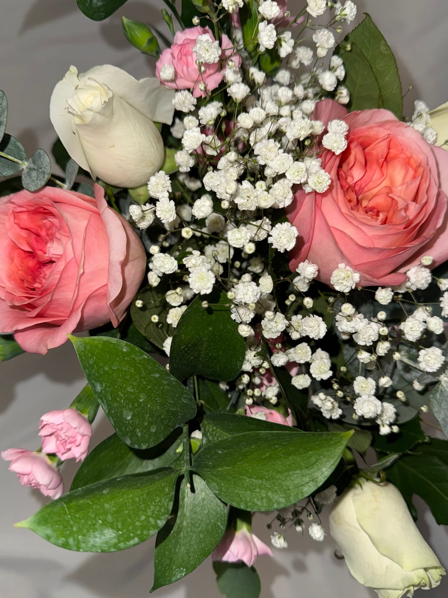 Mini jarrón de rosas blancas y rosas
