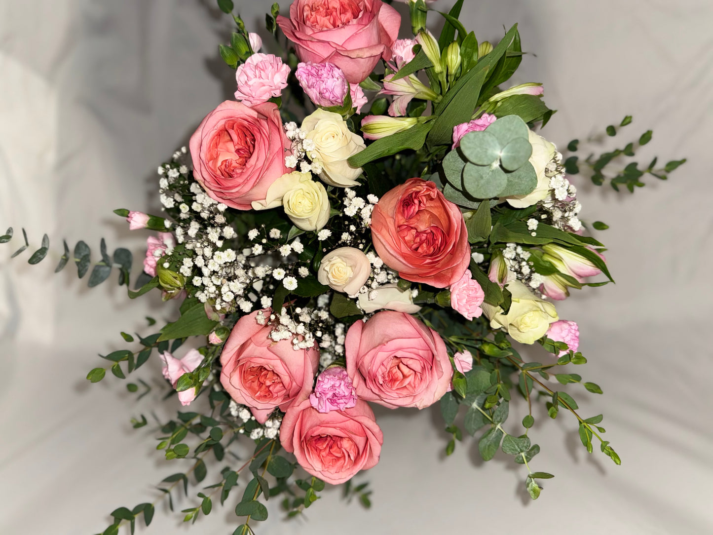 Jarrón con rosas rosadas y blancas