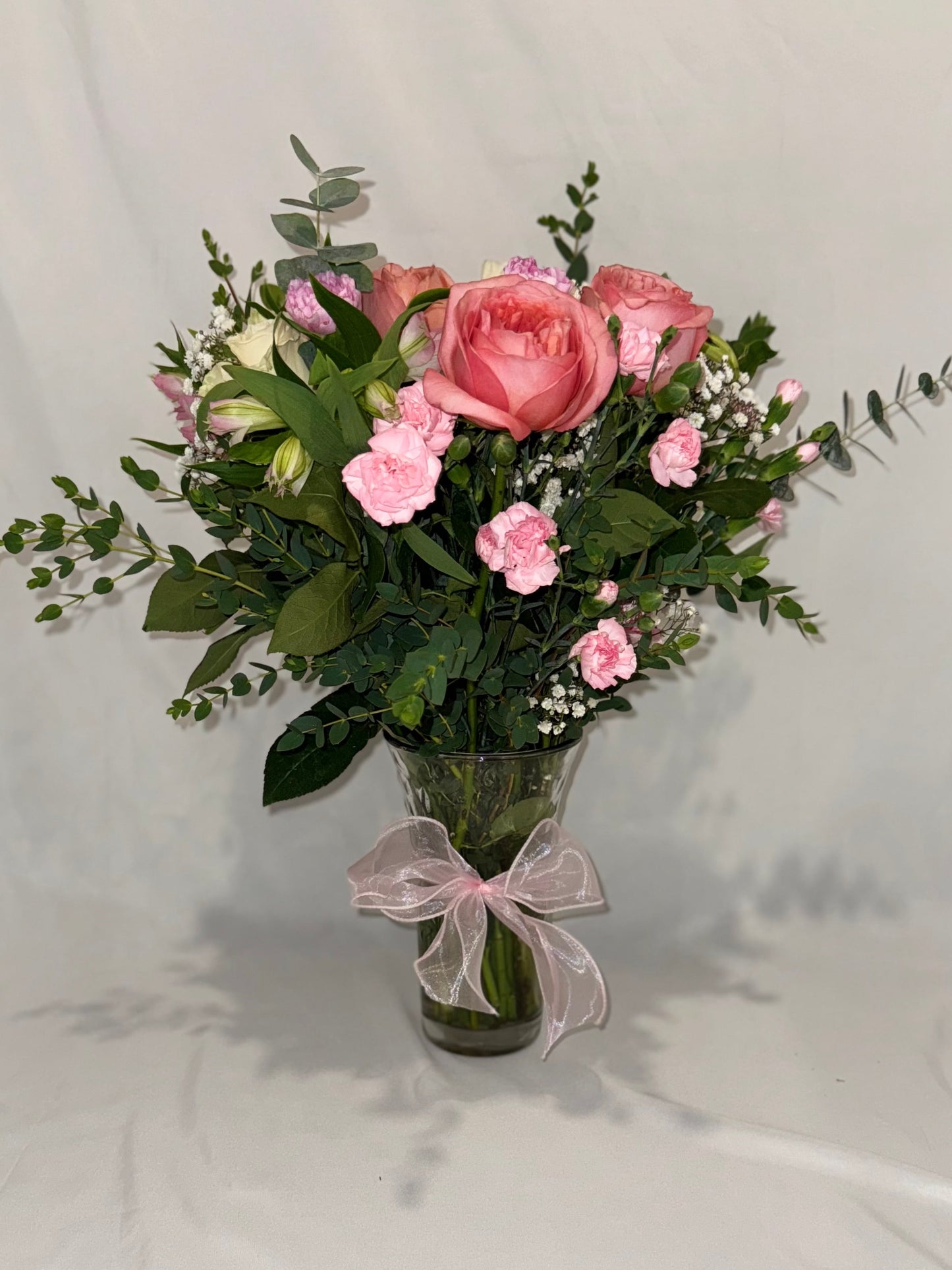 Jarrón con rosas rosadas y blancas