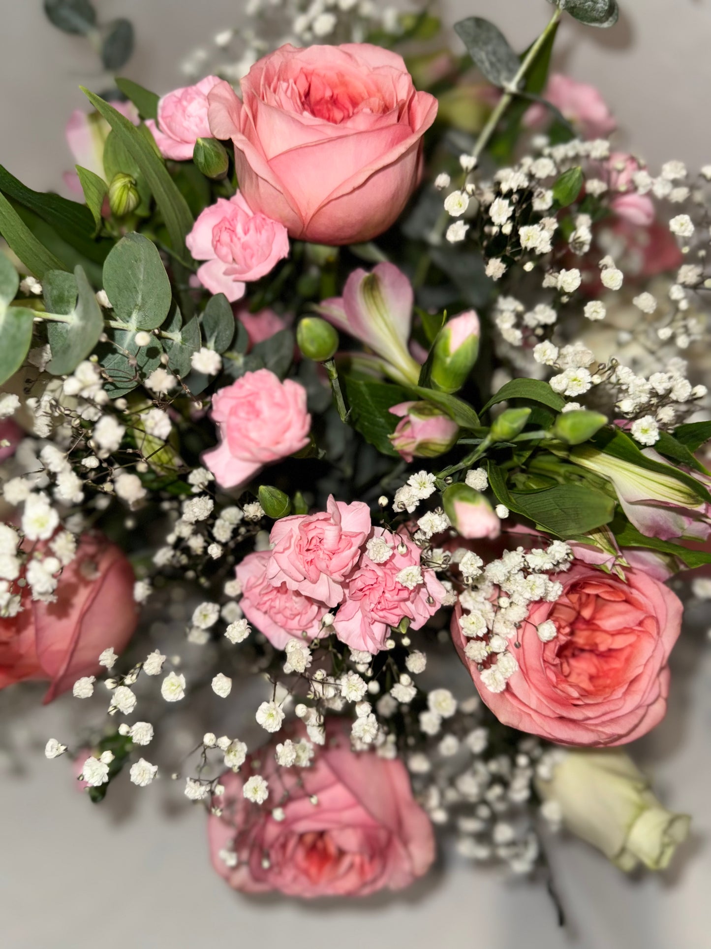 Cesta de Rosas Rosas y Blancas