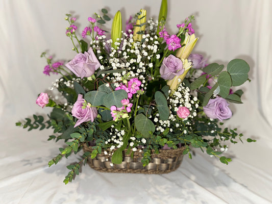 Cesta de rosas lavanda y lirios