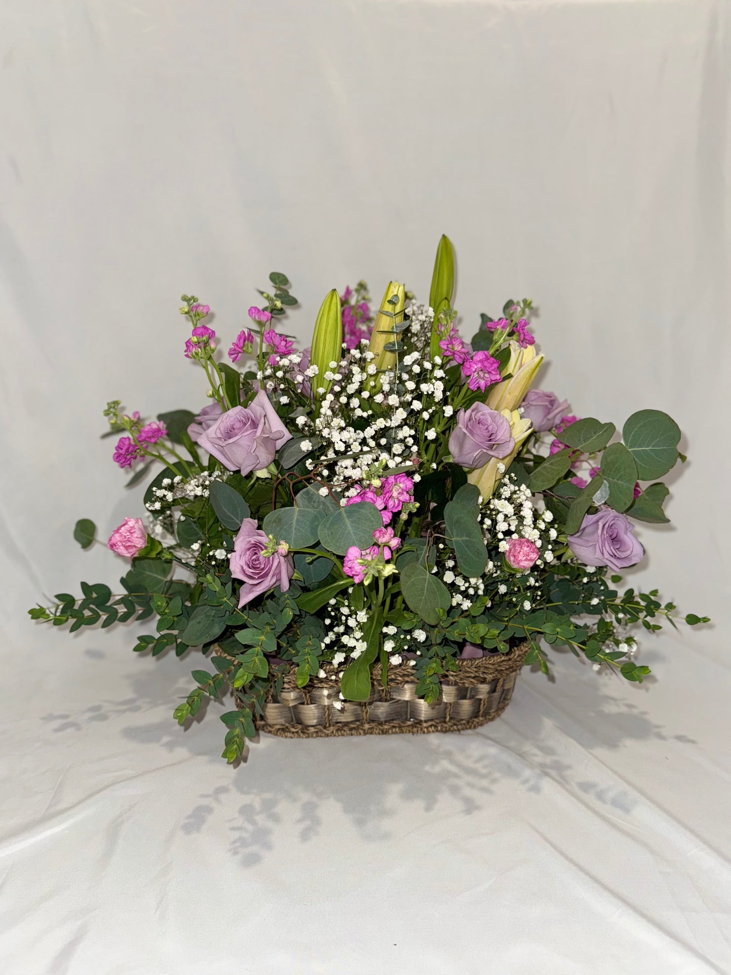Cesta de rosas lavanda y lirios