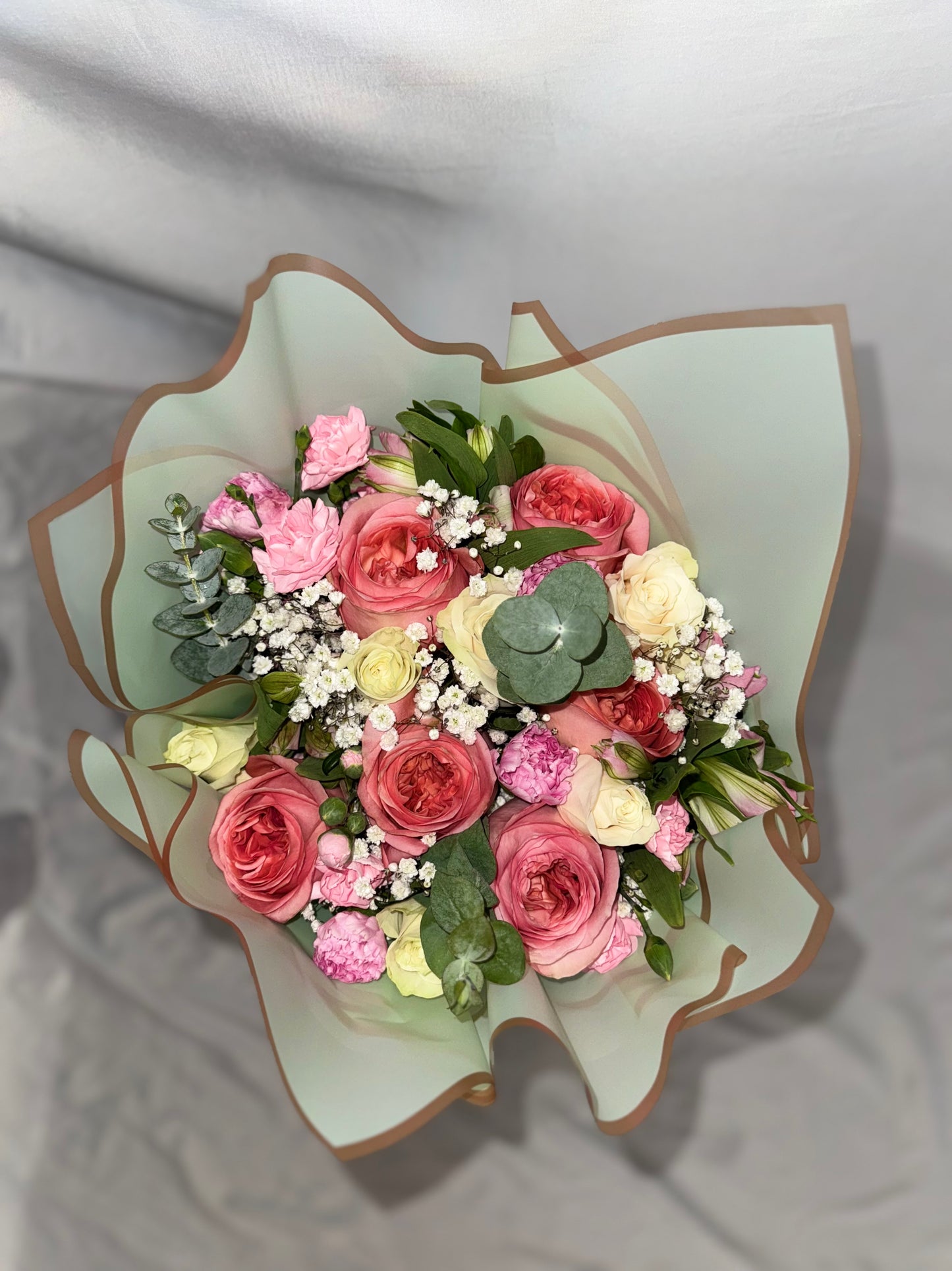 Ramo de rosas rosas y blancas
