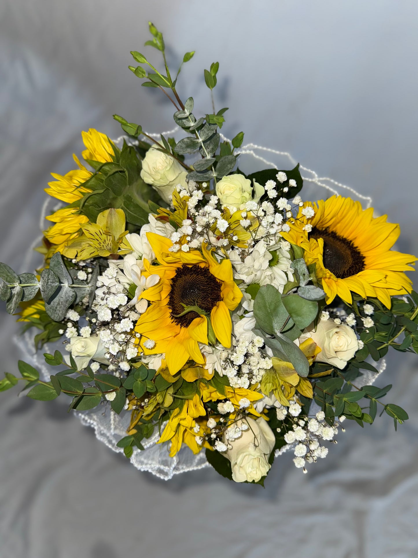 Ramo de malla de girasol y rosa blanca