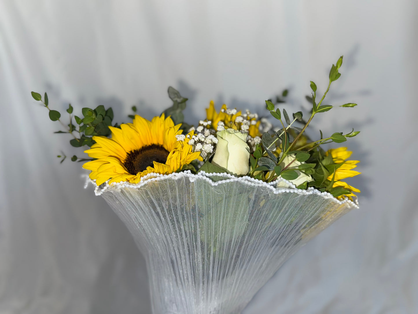Ramo de malla de girasol y rosa blanca