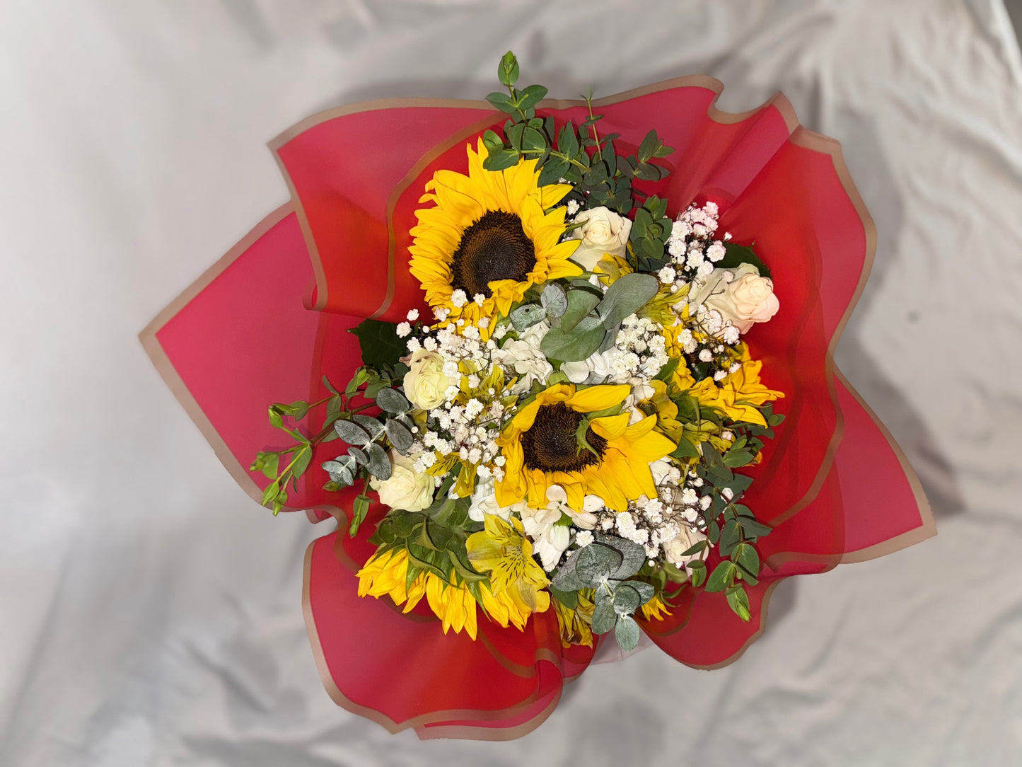 Ramo de girasoles y rosas blancas