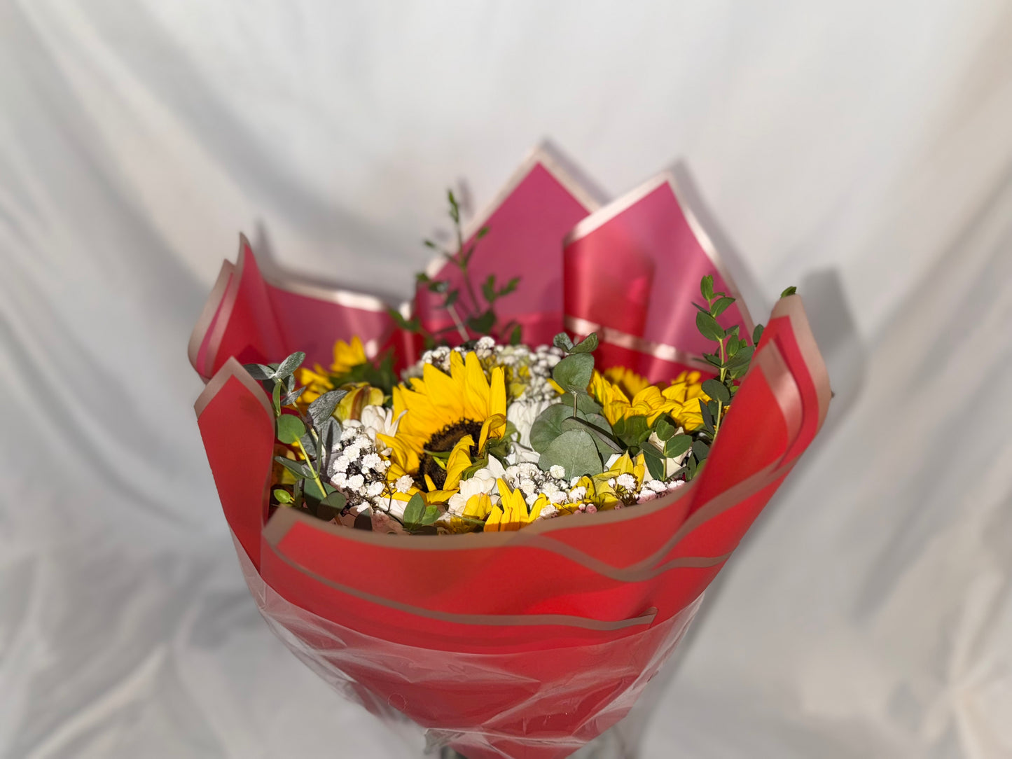 Ramo de girasoles y rosas blancas