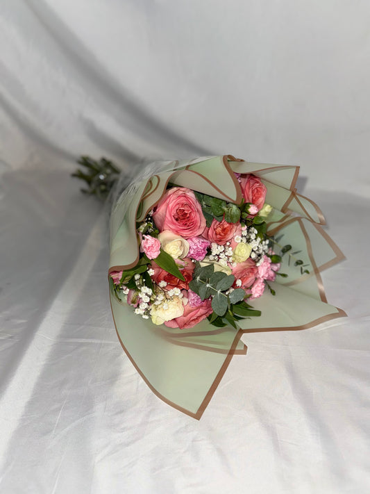 Ramo de rosas rosas y blancas