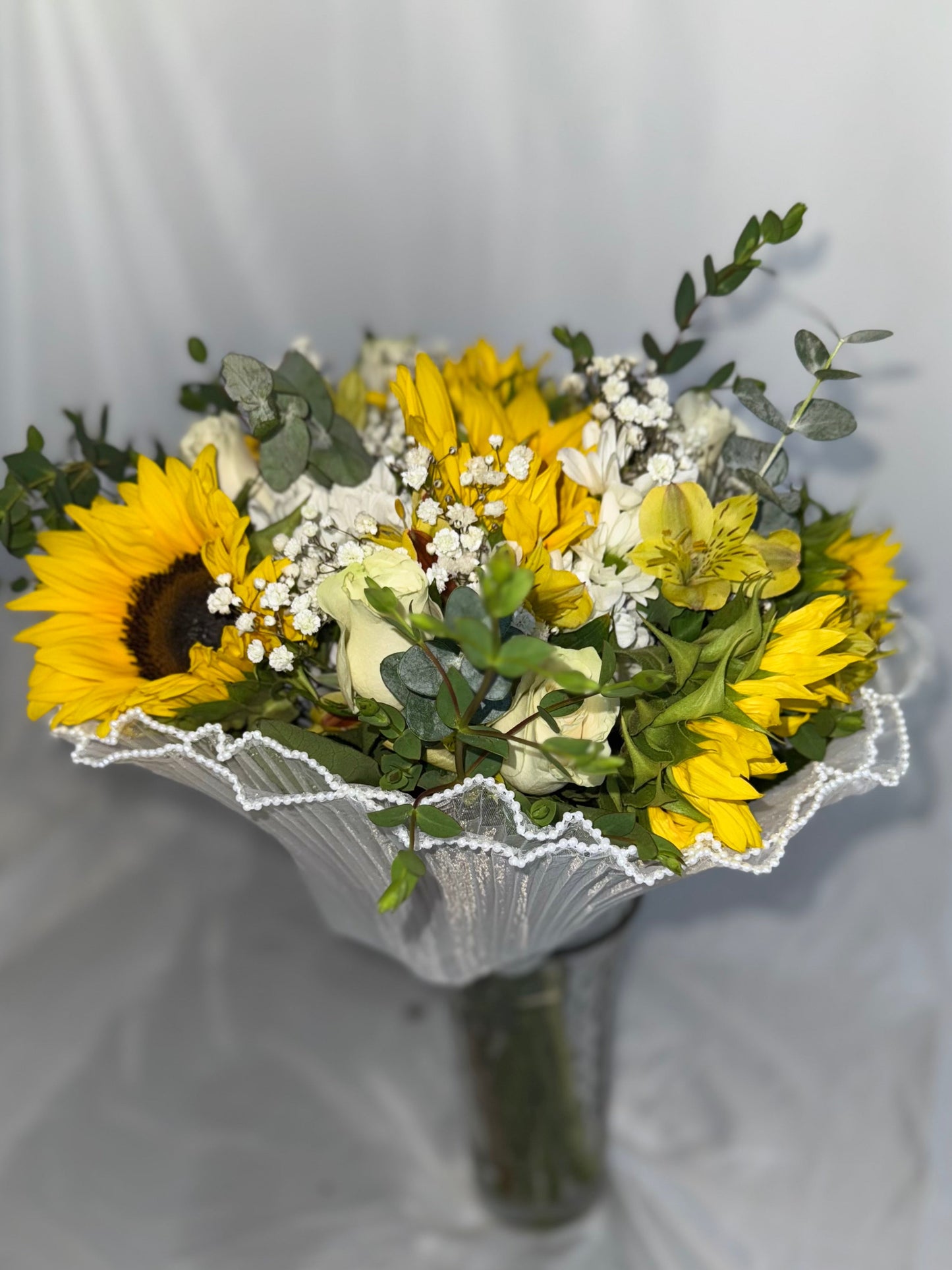 Ramo de malla de girasol y rosa blanca