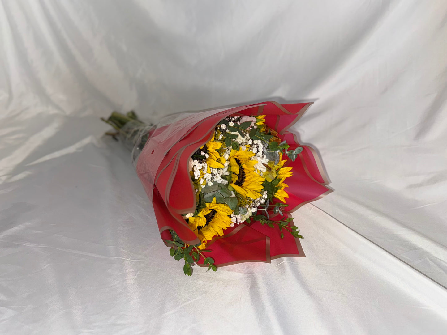 Ramo de girasoles y rosas blancas