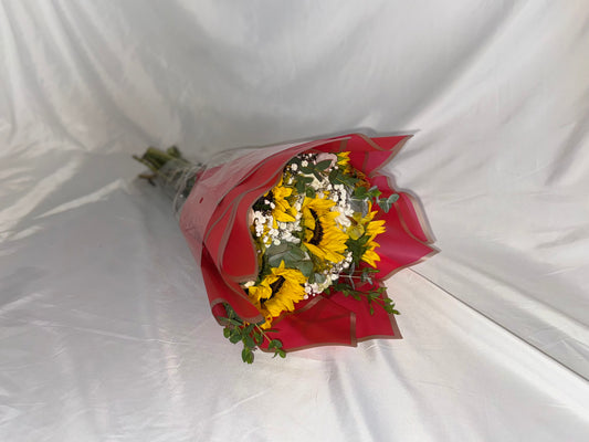 Ramo de girasoles y rosas blancas